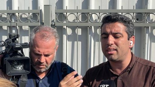 Israeli police try to block Turkish journalists, use gun to break their camera