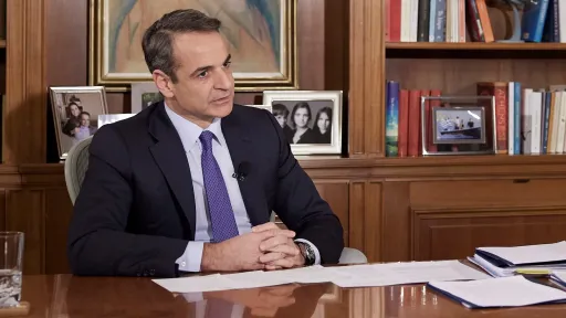 PM Mitsotakis expresses grief over death of police officer injured during clashes in Rentis