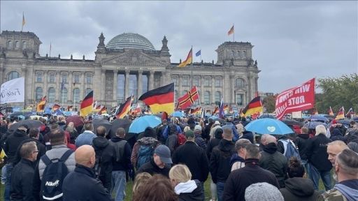 Hundreds of thousands of protesters in German cities demonstrate against far-right