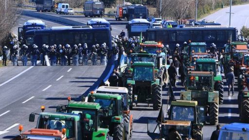 Farmers continue to block roads