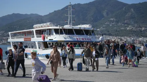 Turkish tourists flock to Lesvos