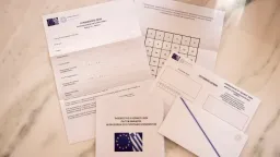 Greek police depts extend their hours ahead of Euroelections for ID cards, passport pickups