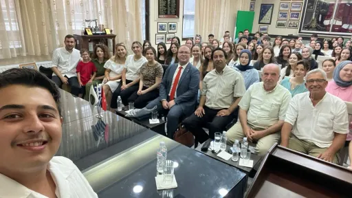 Consul General Aykut Ünal meets with young people at ITB