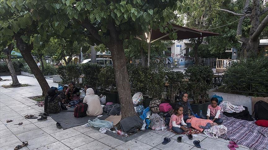 Greece: Asylum seekers spend nights on streets