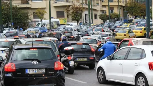 Greeks use car to cover even short distances, survey finds
