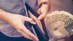 Greece to raise minimum wage to €880 in April