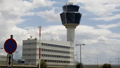 Greek air traffic controllers warn of safety risks due to staff shortages and outdated technology