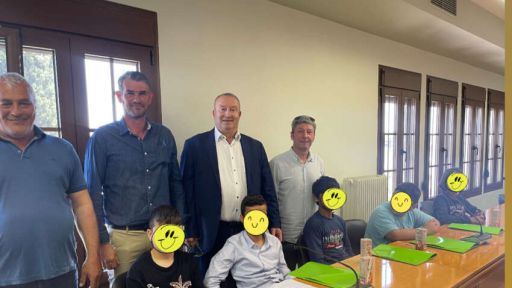 Minority school students of Dekarchos visit topeiros town hall