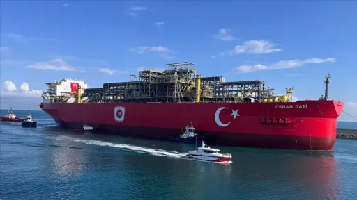 Türkiye’s first floating gas platform reaches Black Sea port