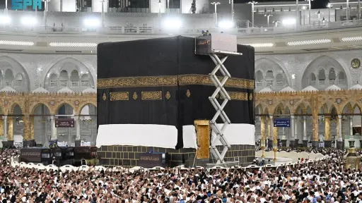 Saudi Arabia replaces Kaaba cover to mark Islamic new year