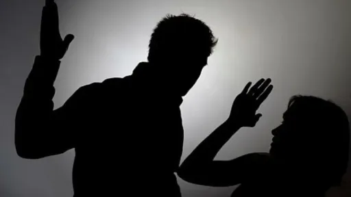 İskeçe: Drunken man assaults two women in central square