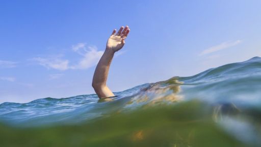 Near-drowning in Dedeğaç: Swimming coaches save woman