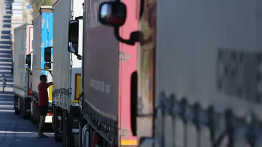 Bosnian truck drivers block goods movement over EU stay cap