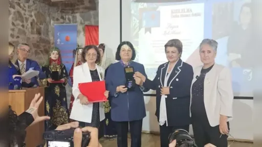 Kızılelma distinguished service award presented to Işık Sadık Ahmet