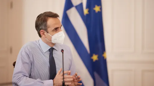 Prime Minister Mitsotakis tests positive for COVID-19