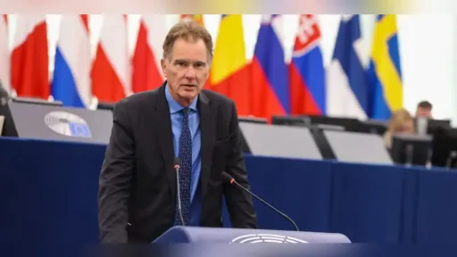 PASOK MEP Papandreu condemns far-right group’s participation in Independence Day parade