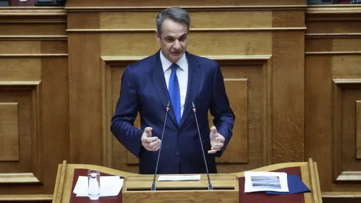 Mitsotakis, Androulakis clash in Parliament over cost of living