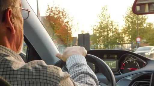 New changes coming to Greece’s highway code: Limits on elderly license renewals – Motorcycles to start only with helmet on