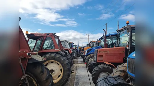Farmers of Rhodope launch mobilizations — Tractors line up on Gümülcine–İskeçe National Road