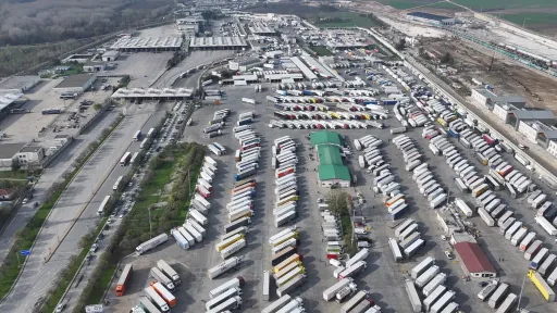Greek farmer strike shuts down Türkiye border crossings for commercial trucks
