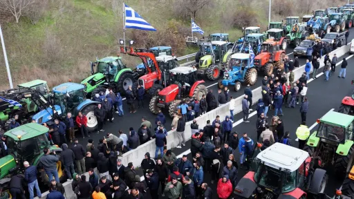 Farmers' protests disrupt truck traffic on border with Türkiye