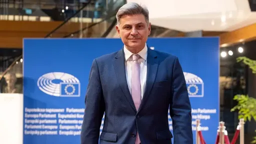 MEP Farantouris refuses to give up seat after SYRIZA expulsion