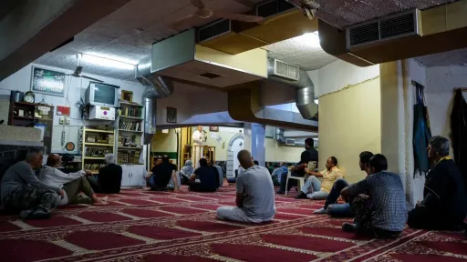 Migration and Asylum Minister Plevris announces closure of “unlicensed” prayer rooms in Athens