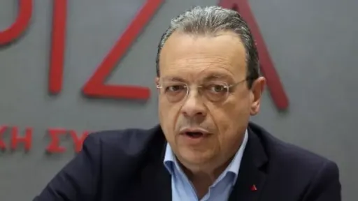 Poll slide deepens pressure on SYRIZA