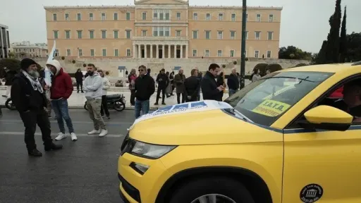 Attica taxi strike continues as taxi drivers in other regions return to work