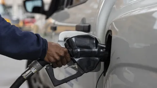 Oil prices down moderately amid peace reports