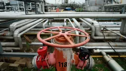 EU sees no current fuel shortages, but warns of jet fuel supply risks