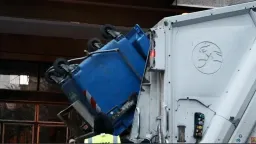 Near-tragedy in Selanik: Homeless man rescued from garbage truck compactor at the last moment