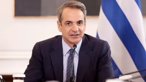Mitsotakis: Minimum wage increases to 920 euros from 650, tax cuts and 550,000 new jobs