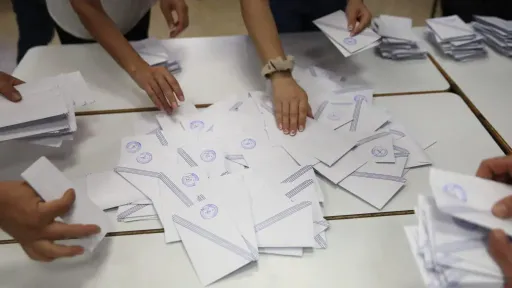 ND maintains strong lead over PASOK despite slight decline, poll shows