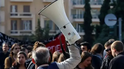 Greek public sector workers announce nationwide strike for May 13