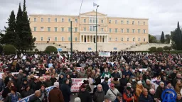 Poll finds 72% of Greeks believe rule of law is not functioning in Greece