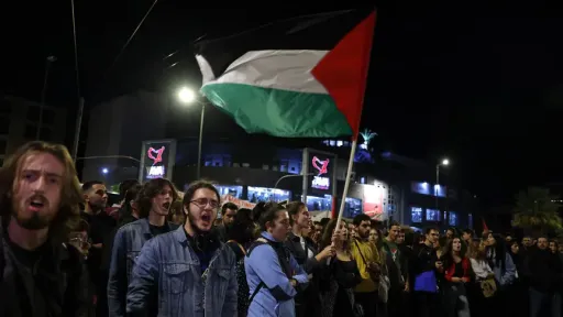 Hundreds march to Israeli embassy in Athens in support of Palestinian resistance
