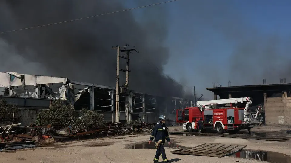11 injured in major factory fire bear Athens