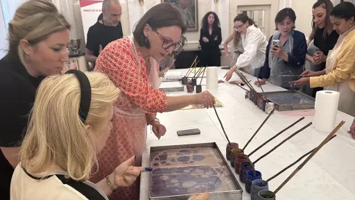 Turkish marbling art showcased at cultural workshop in Athens