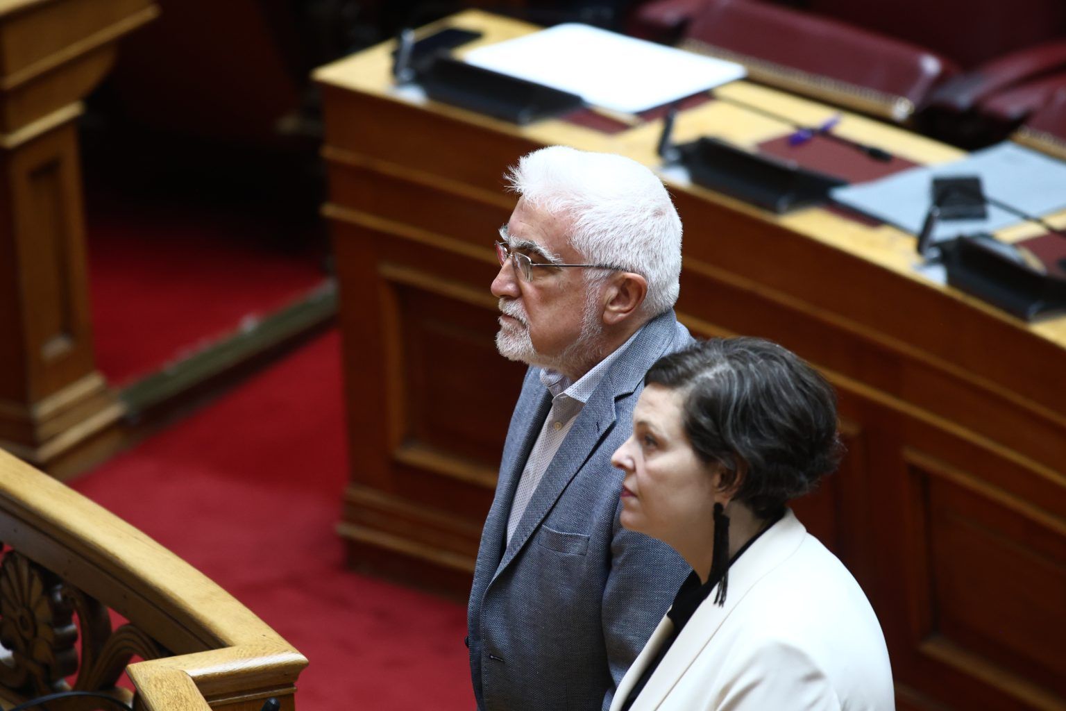 SYRIZA welcomes two new MPs after parliamentary oath ceremony