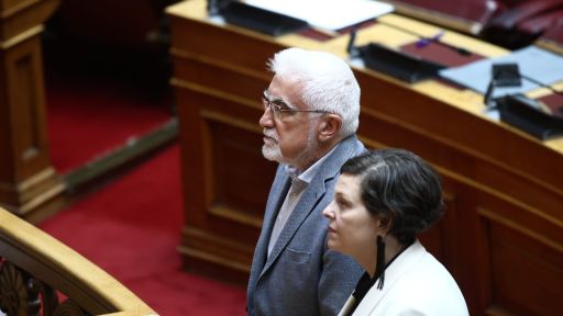 SYRIZA welcomes two new MPs after parliamentary oath ceremony