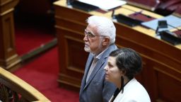 SYRIZA welcomes two new MPs after parliamentary oath ceremony