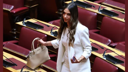 Kaselakis party loses two MPs