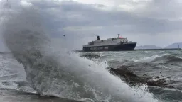Gale-force winds suspend ferry services from Rafina and Lavrio