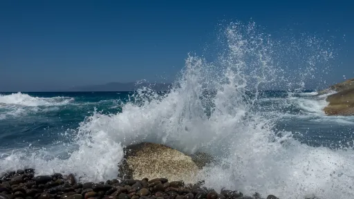 Strong winds sweep Greece as August begins
