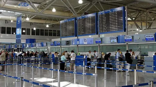 Greece ends use of old ID cards for international travel