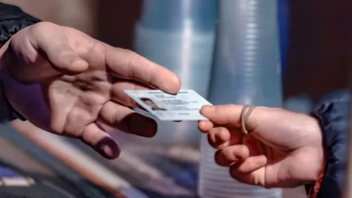 Greece ends international travel use of old ID cards as AI to assist vehicle fine appeals