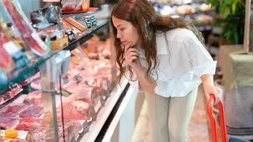 Meat becomes a luxury as food inflation reshapes Greek shopping habits