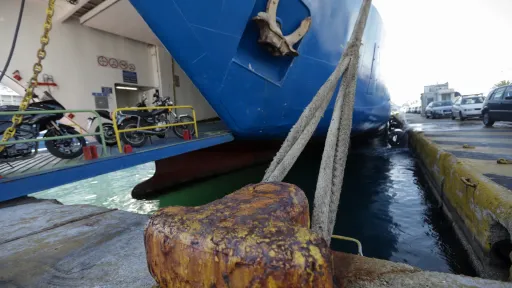 Ferry travel rights during bad weather and sailing bans in Greece