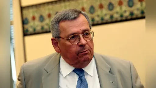 Former Greek minister Stefanos Manos dies at 87